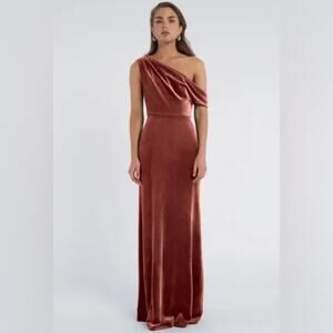 Jenny Yoo Jordan Velvet Off-Shoulder Dress in English Rose Size 16